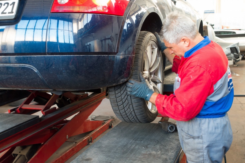 vitrine-VILLECROZE-min_auto_repair_repair_lift_auto_mechanic_work_clothes_master_professional_man_of_the_fold-685629