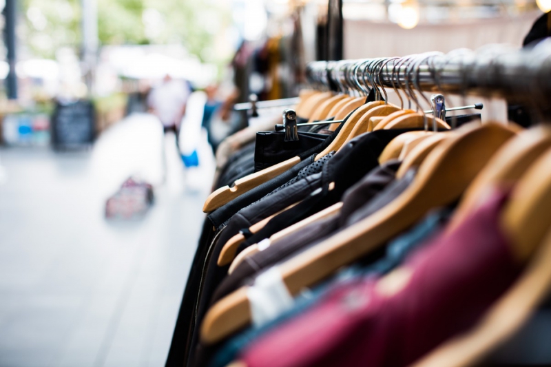 vitrine-VILLECROZE-min_blur_close_up_focus_hanger_jacket_market_people_rack-1176303