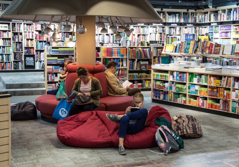 vitrine-VILLECROZE-min_books_bookstore_book_reader_readers_reading_shop_sale_books-849006