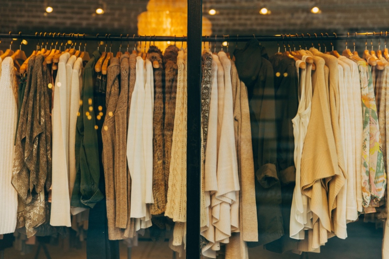 vitrine-VILLECROZE-min_clothe_fashion_store_shop_window_store_front-21277